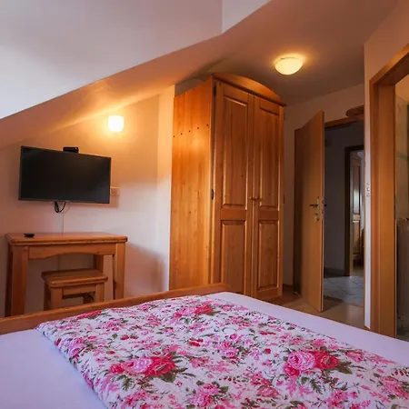 Domacija Malnarjevi Farm stay