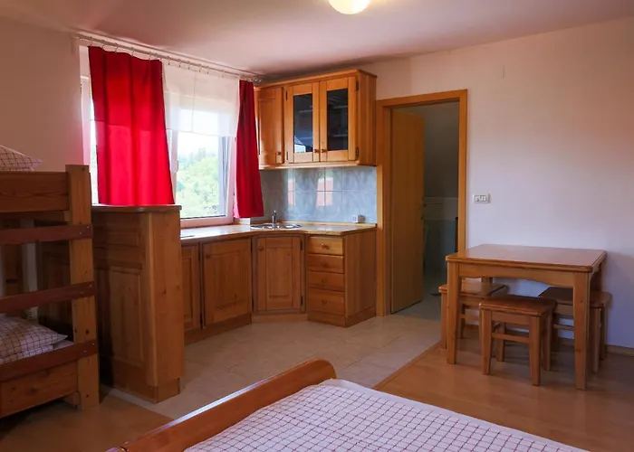 مزرعة للإقامة Domacija Malnarjevi Villa Slavina